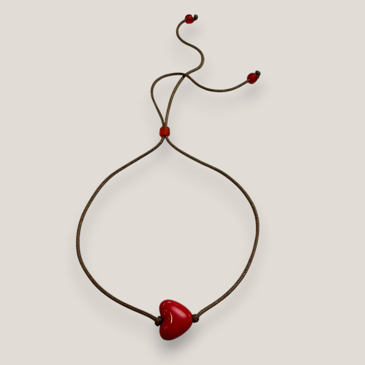 Minimalistisches Armband mit rotem Harzherz