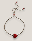 Minimalistisches Armband mit rotem Harzherz