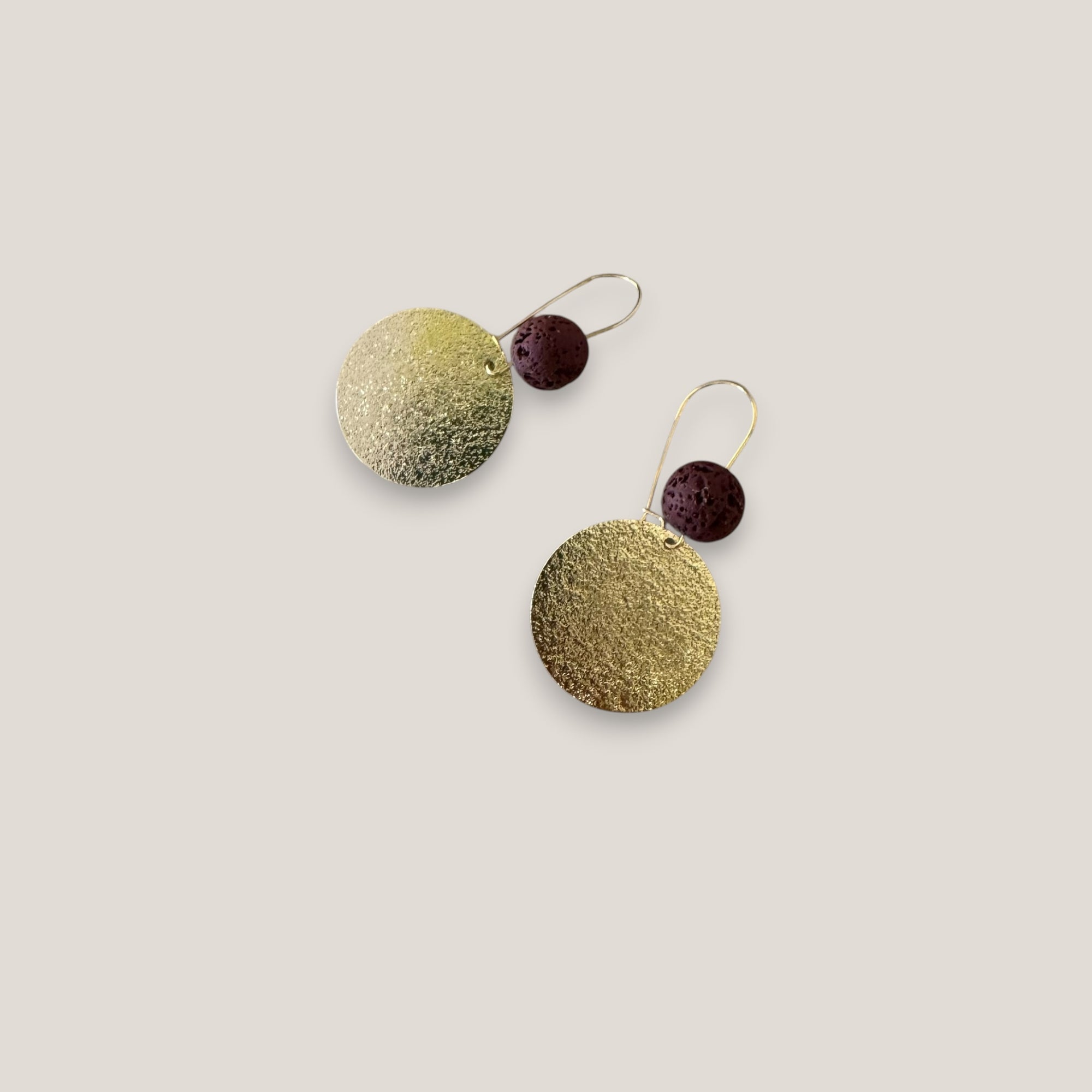 Pendientes base lava granate 10mm gancho acero oro medalla esmerilada 25mm