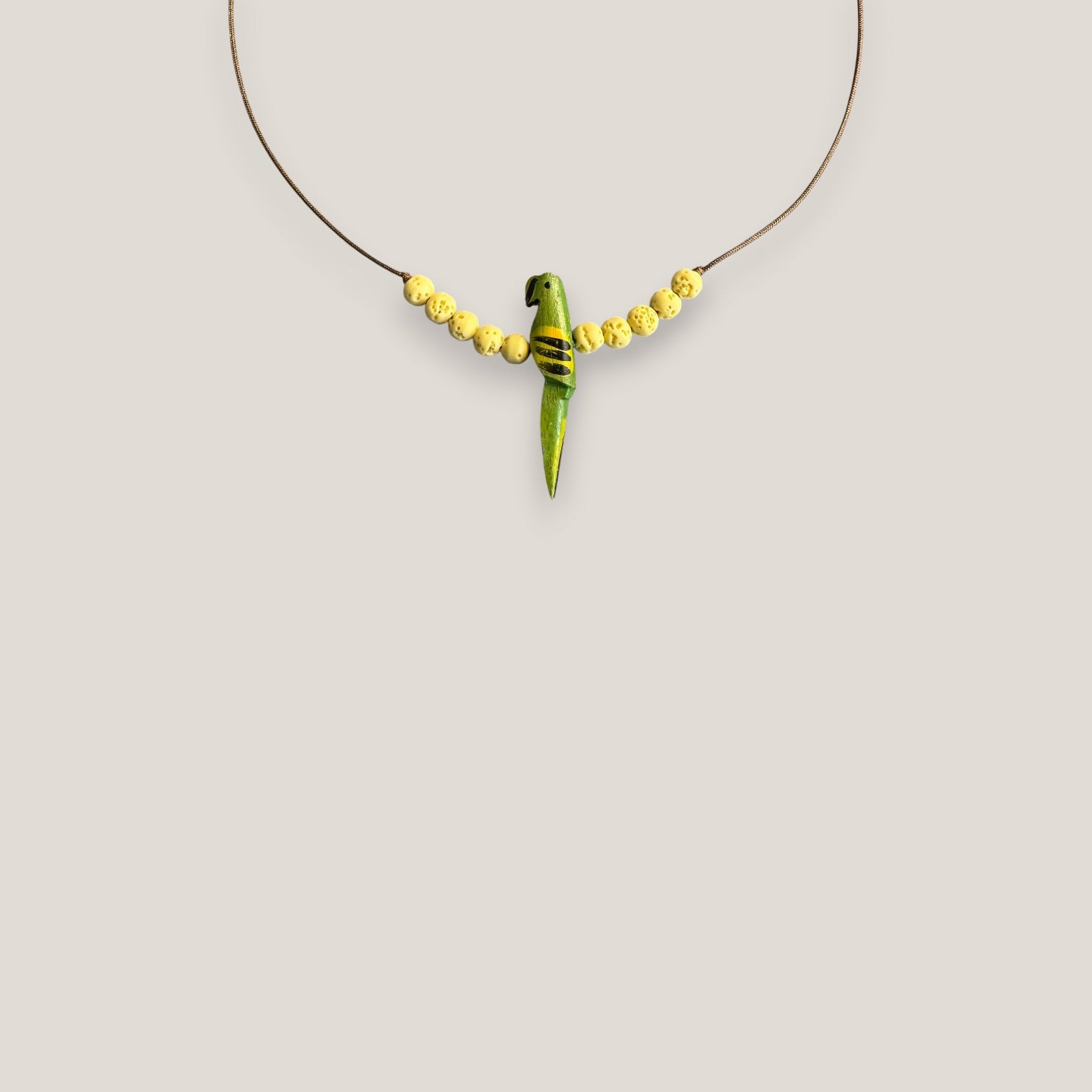 Collar midi loro verde madera esponja coral amarillo claro