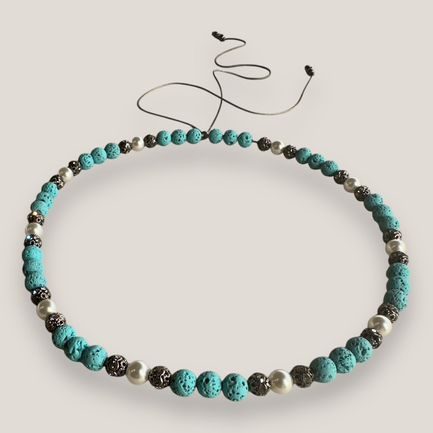 Collar Dafne perlas con lava turquesa y filigranas gunmetal con cristalitos