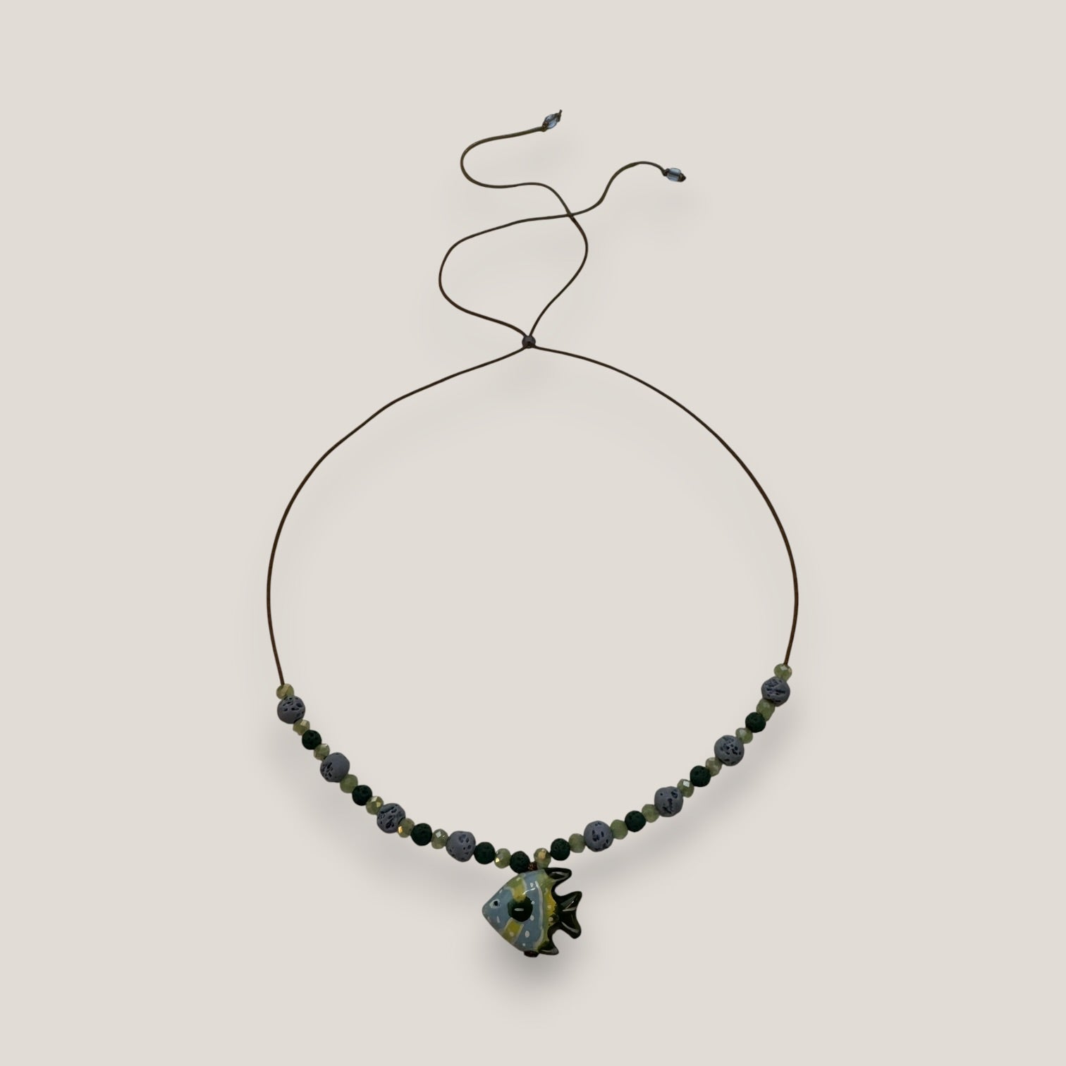 Collar medi pez verde azul amarillo esponja coral azul claro lava verde oscuro y cristales facetados verde claro