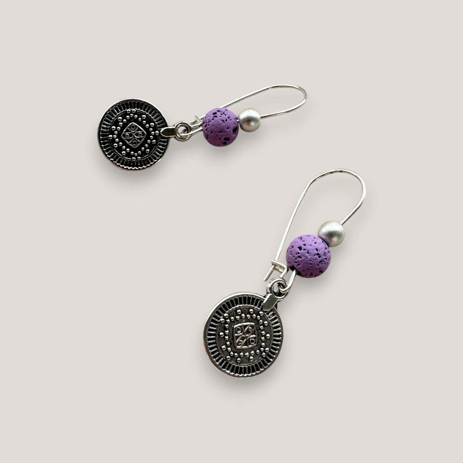 Pendientes gancho con medalla tribal pequeña de plata vieja lava malva y hematita plata