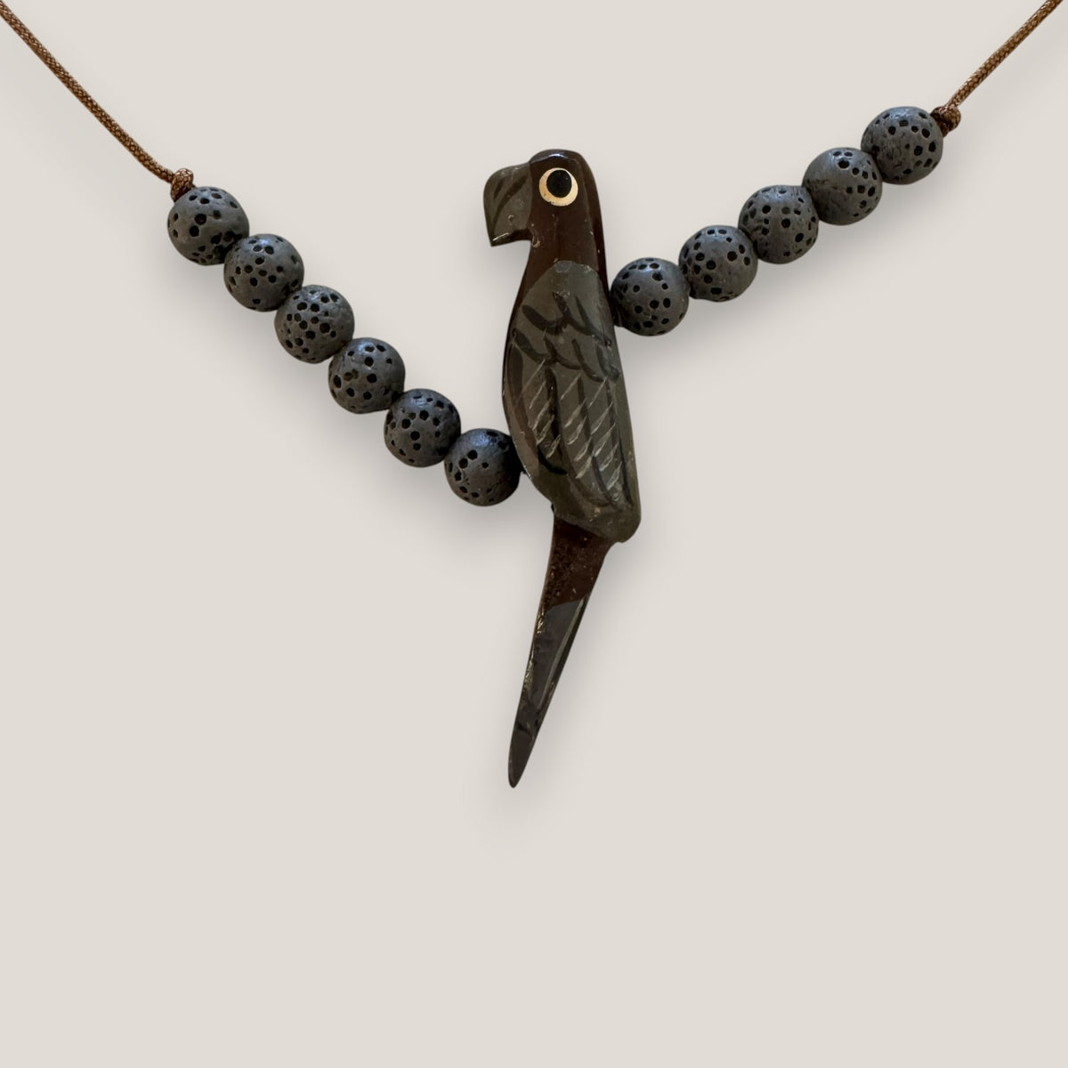 Collar midi loro madera gris negro madera lava negra