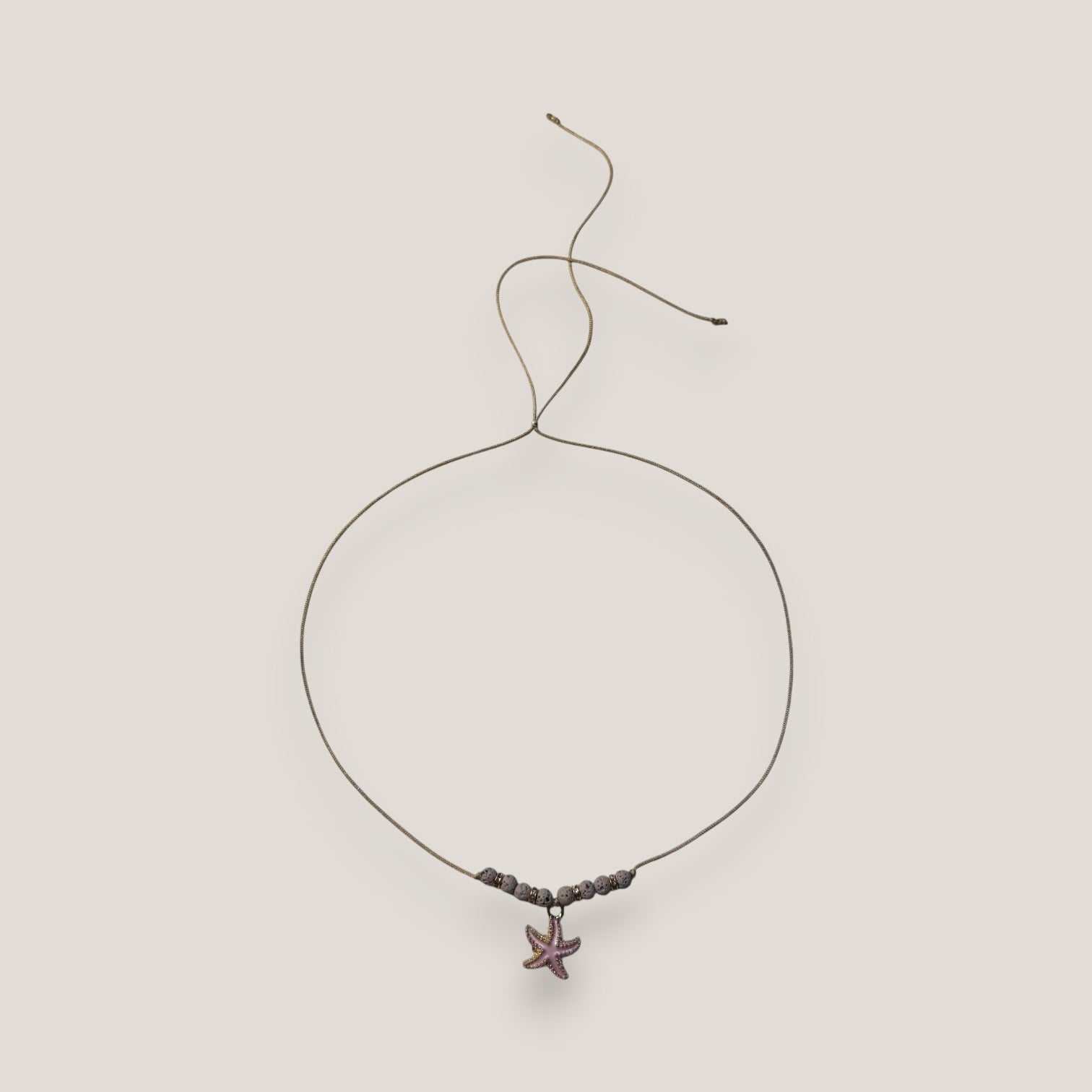 Collar midi con estrella dorada esmaltada en rosa lava rosa y separadores dorados con cristalitos rosas