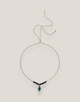 Collar midi con caracola dorada esmaltada en azul oscuro con lava azul oscuro y separadores dorados con cristalitos azules oscuro