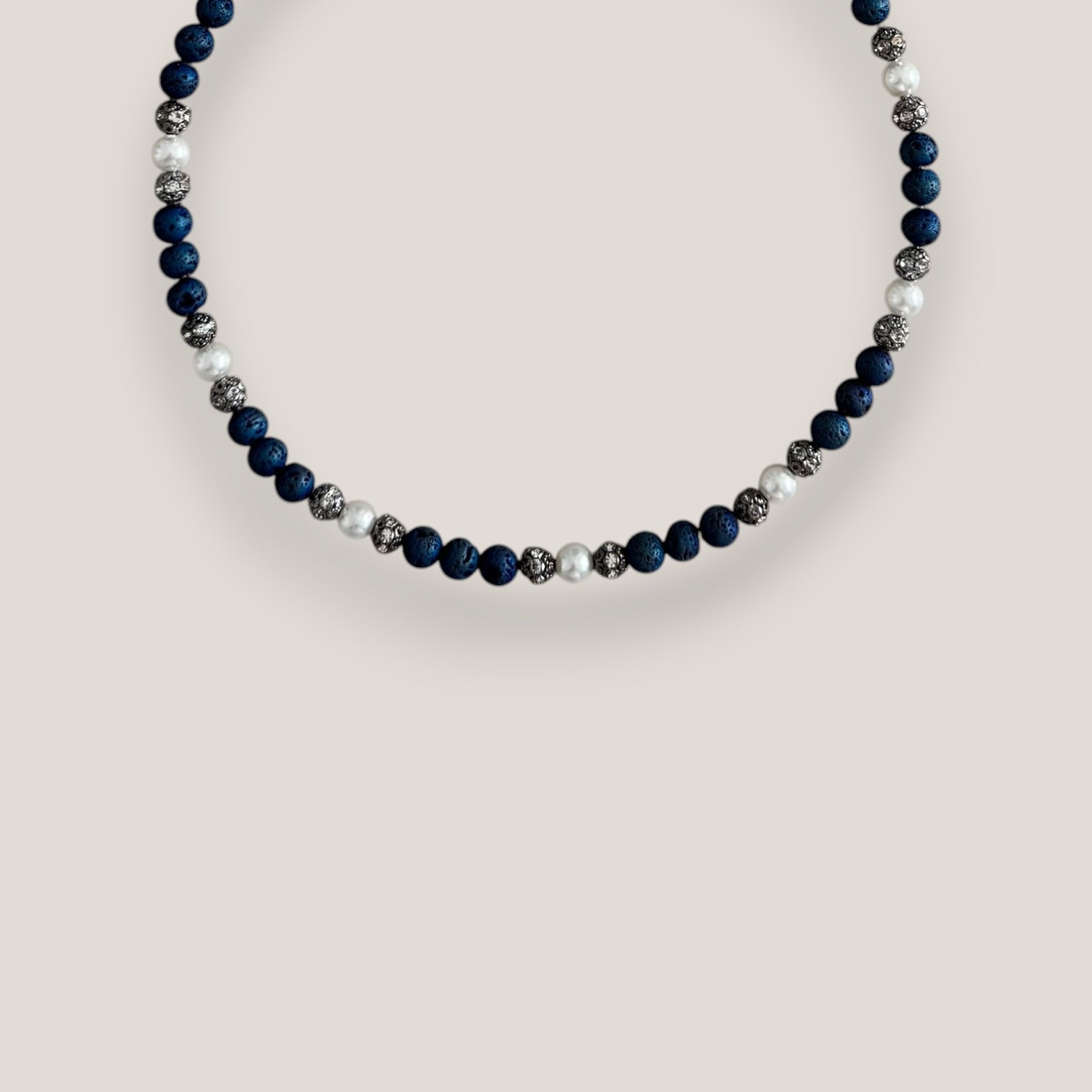 Collar Dafne perlas 6mm lava azul añil filigranas gunmetal con cristalitos