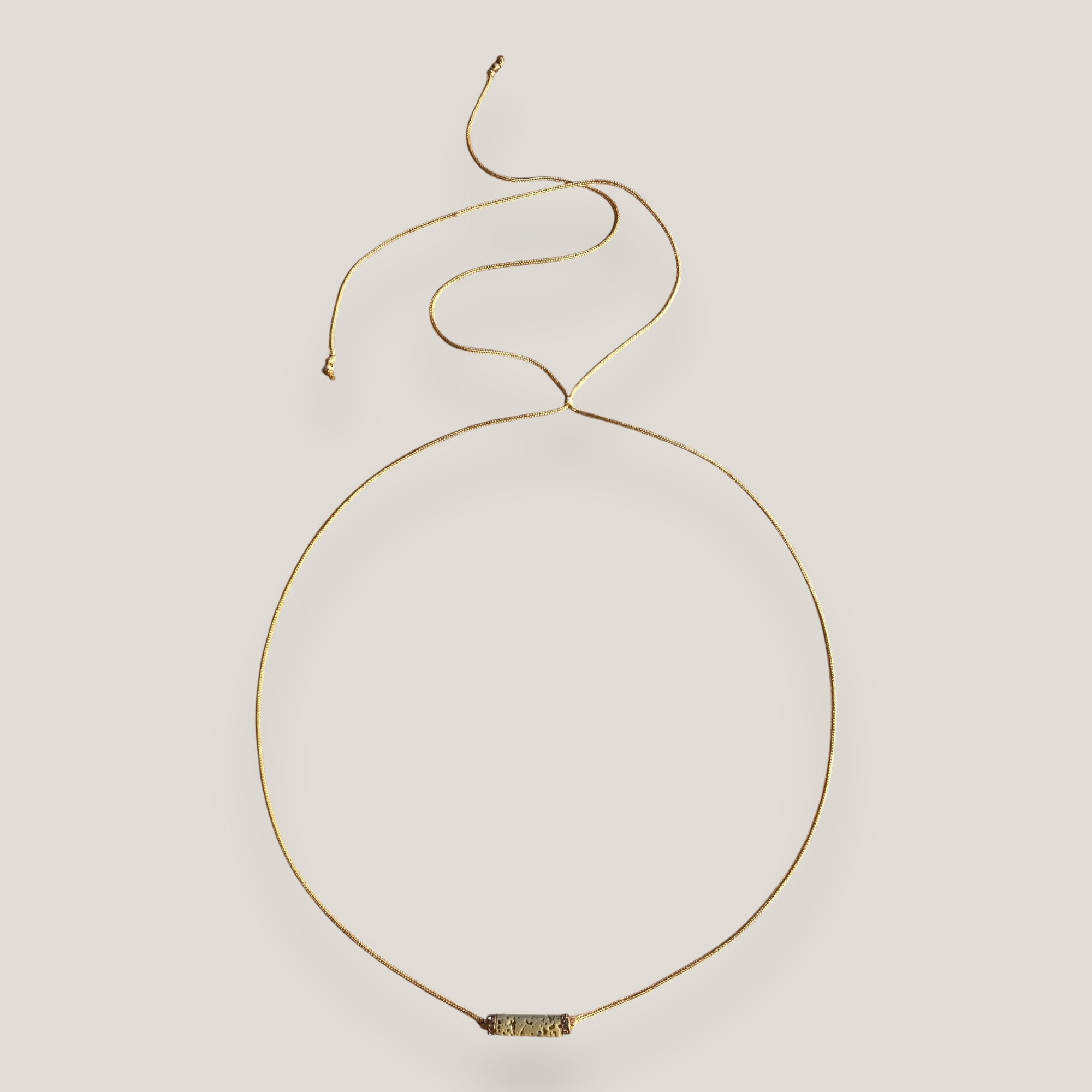 Collar minimal con tubo de esponja coral verde olivina y separadores dorados con brillis de cristal blanco