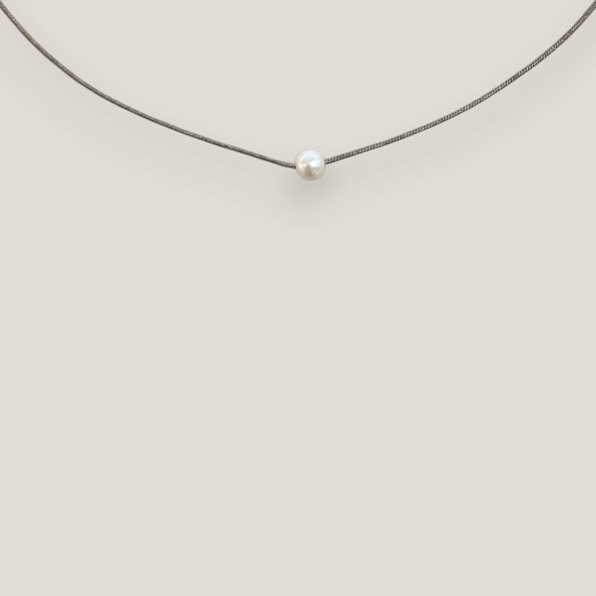 Collar minimal perla natural redondeada blanca 6mm cordón nailon gris