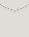 Collar minimal perla natural redondeada blanca 6mm cordón nailon gris