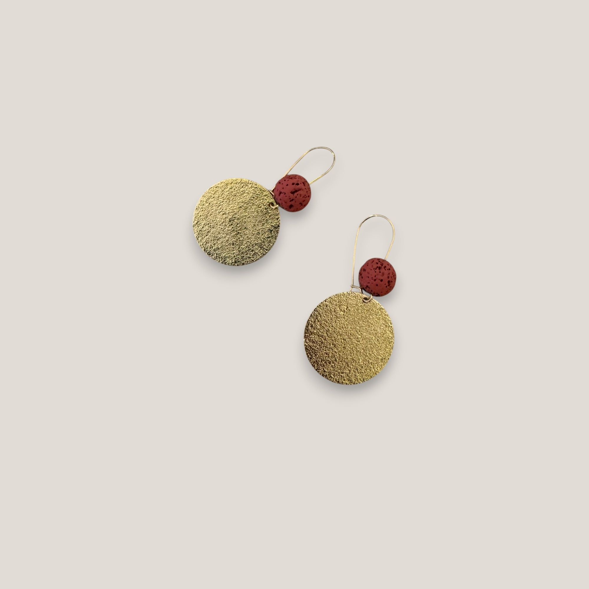 Pendientes base lava fucsia 10mm gancho acero oro medalla esmerilada 25mm