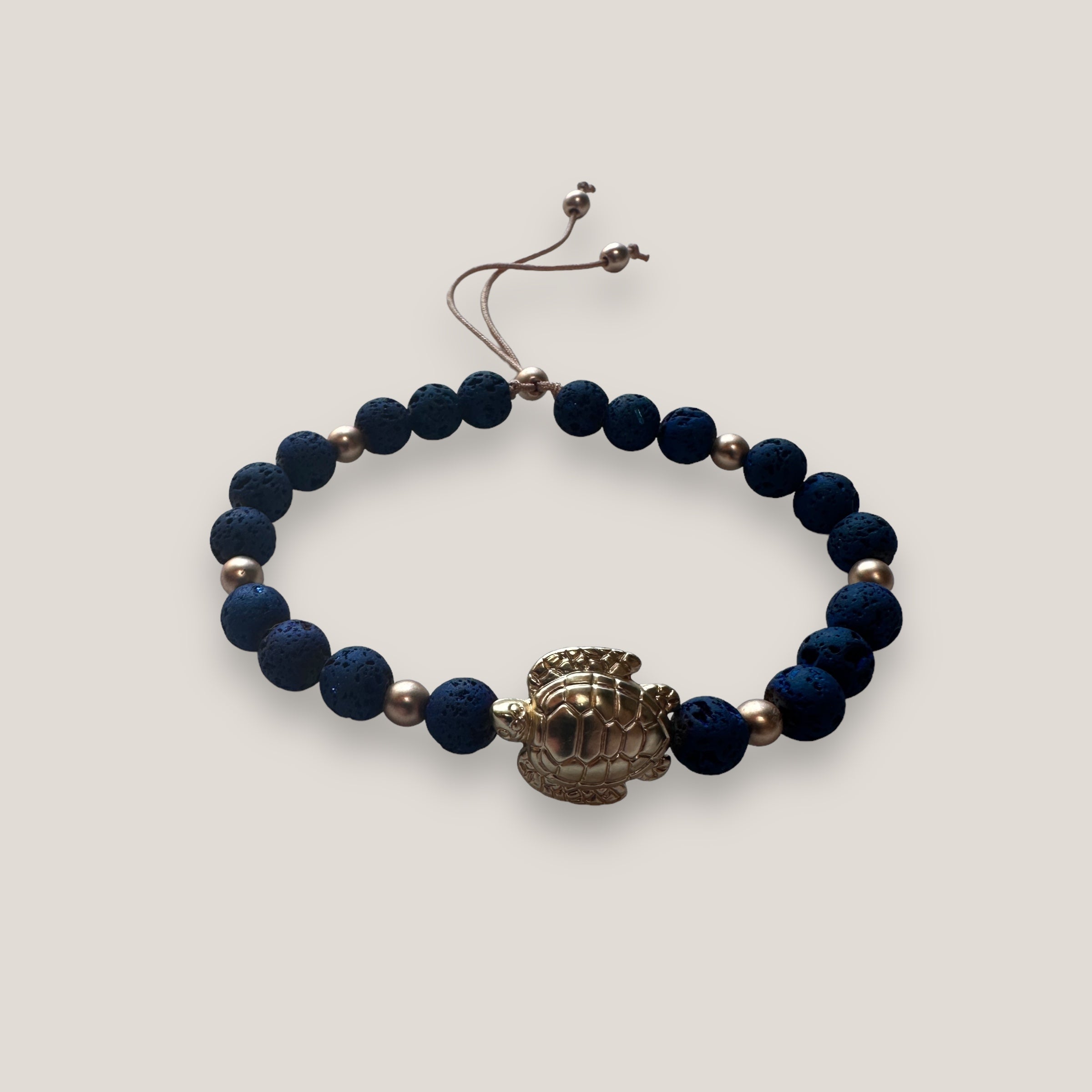 Pulsera con gran tortuga dorada y lava azul añil