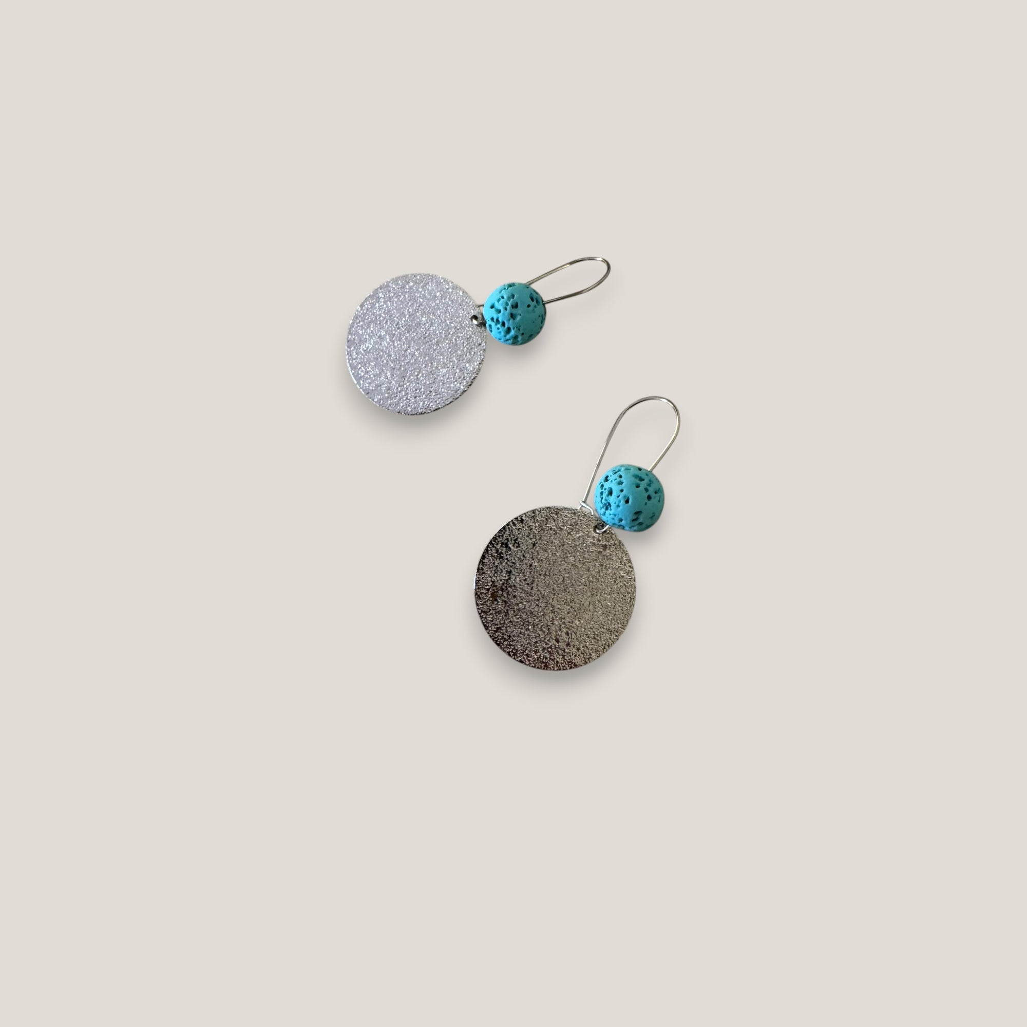 Pendientes base lava azul turquesa 10mm gancho acero medalla esmerilada 25mm