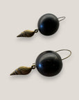 Pendientes gancho y caracola bronce con madera ébano