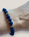 Pulsera Dafne con lava azul añil y filigrana gunmetal con cristalitos brilli