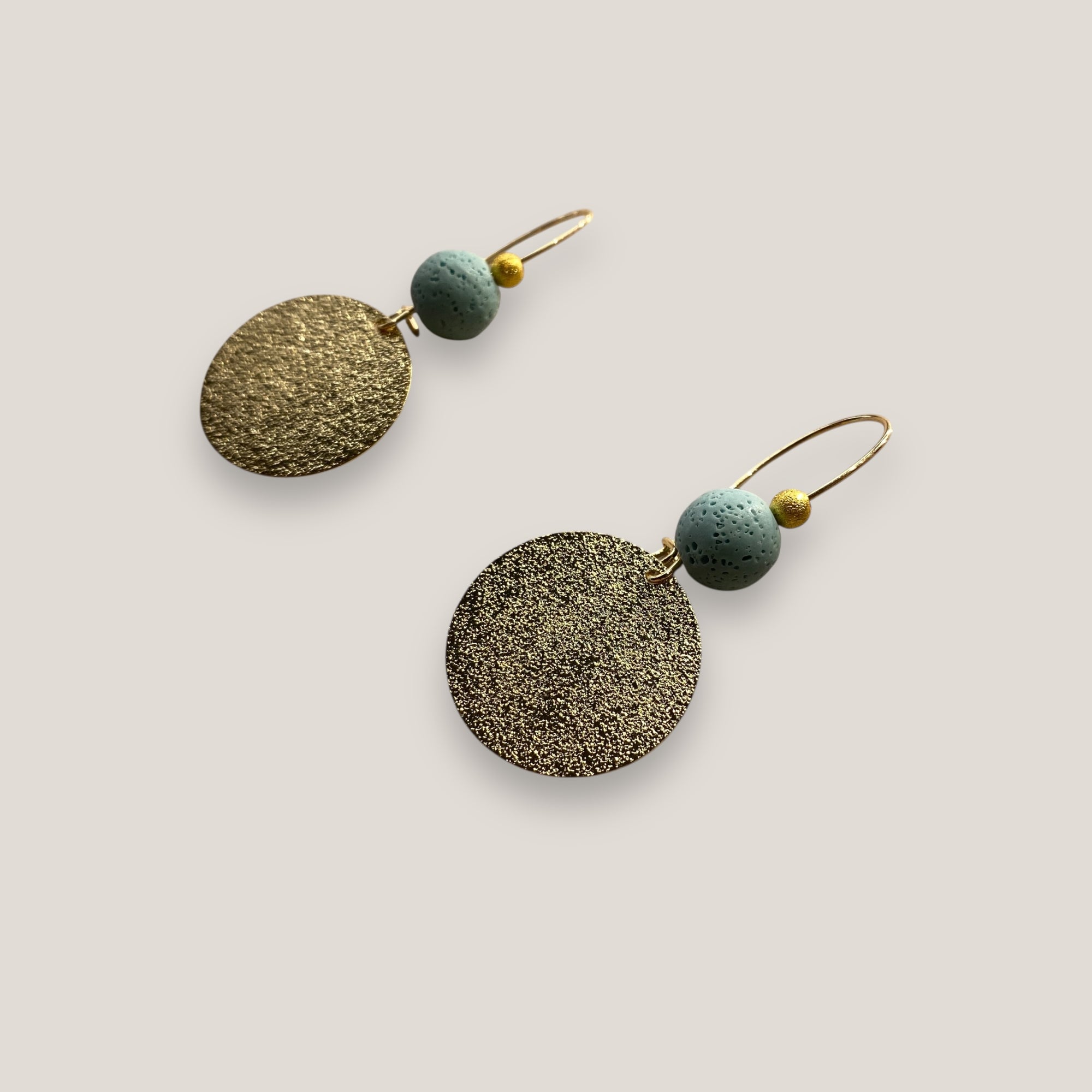 Pendientes Fuerte Beads con gancho y medalla martilleada dorados, bola 10mm esponja coral verde turquesa y bola 4mm dorada esmerilada
