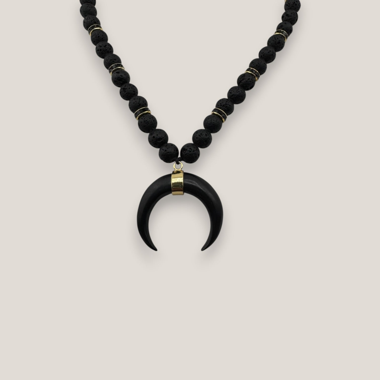 Collar luna cuerno lava negra separadores dorados cristal negro
