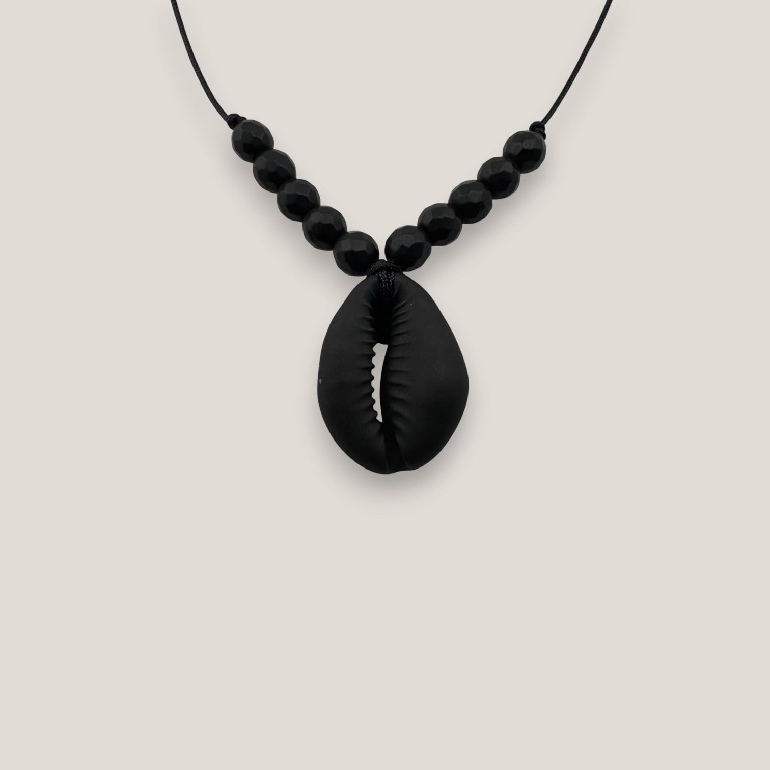Collar midi cowrie negra mate ónix