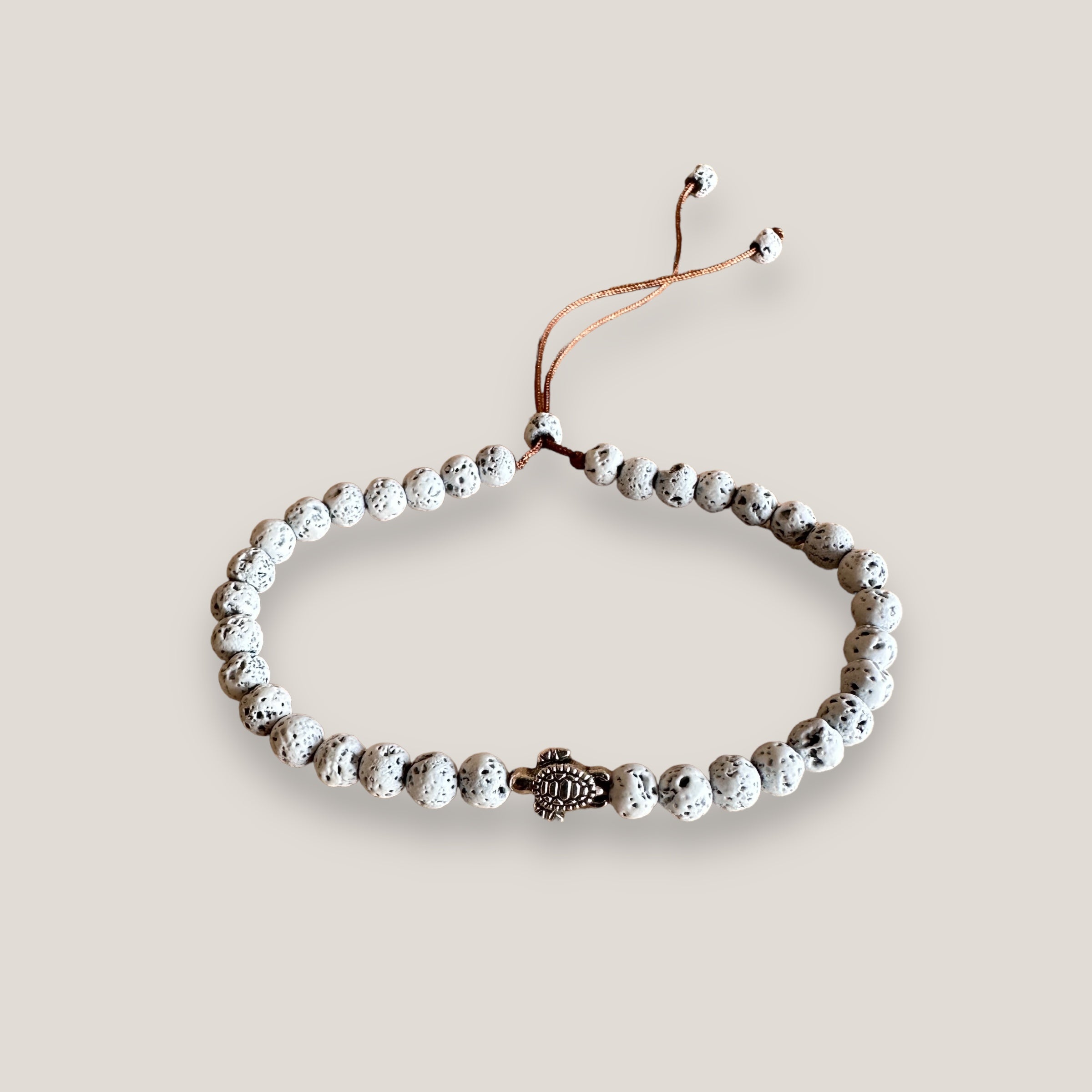 Pulsera con tortuguita plateada y lava blanca