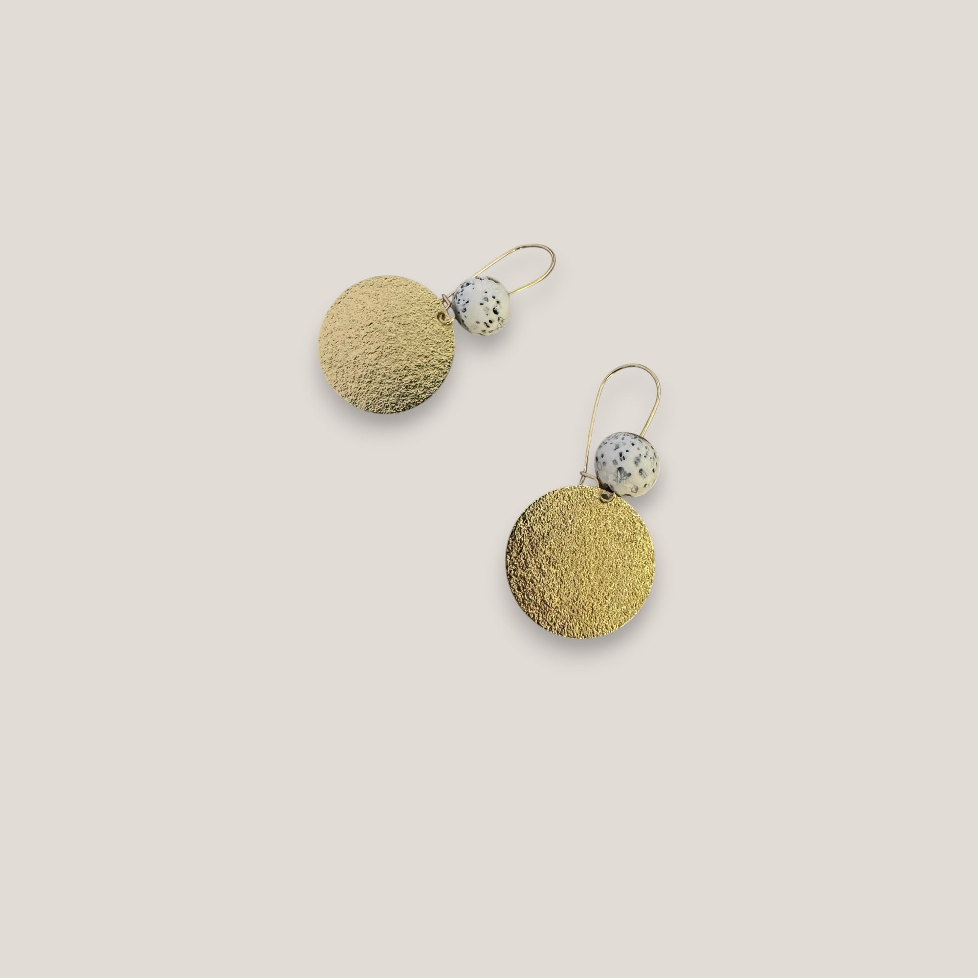 Pendientes base lava blanca 10mm gancho acero oro medalla esmerilada 25mm