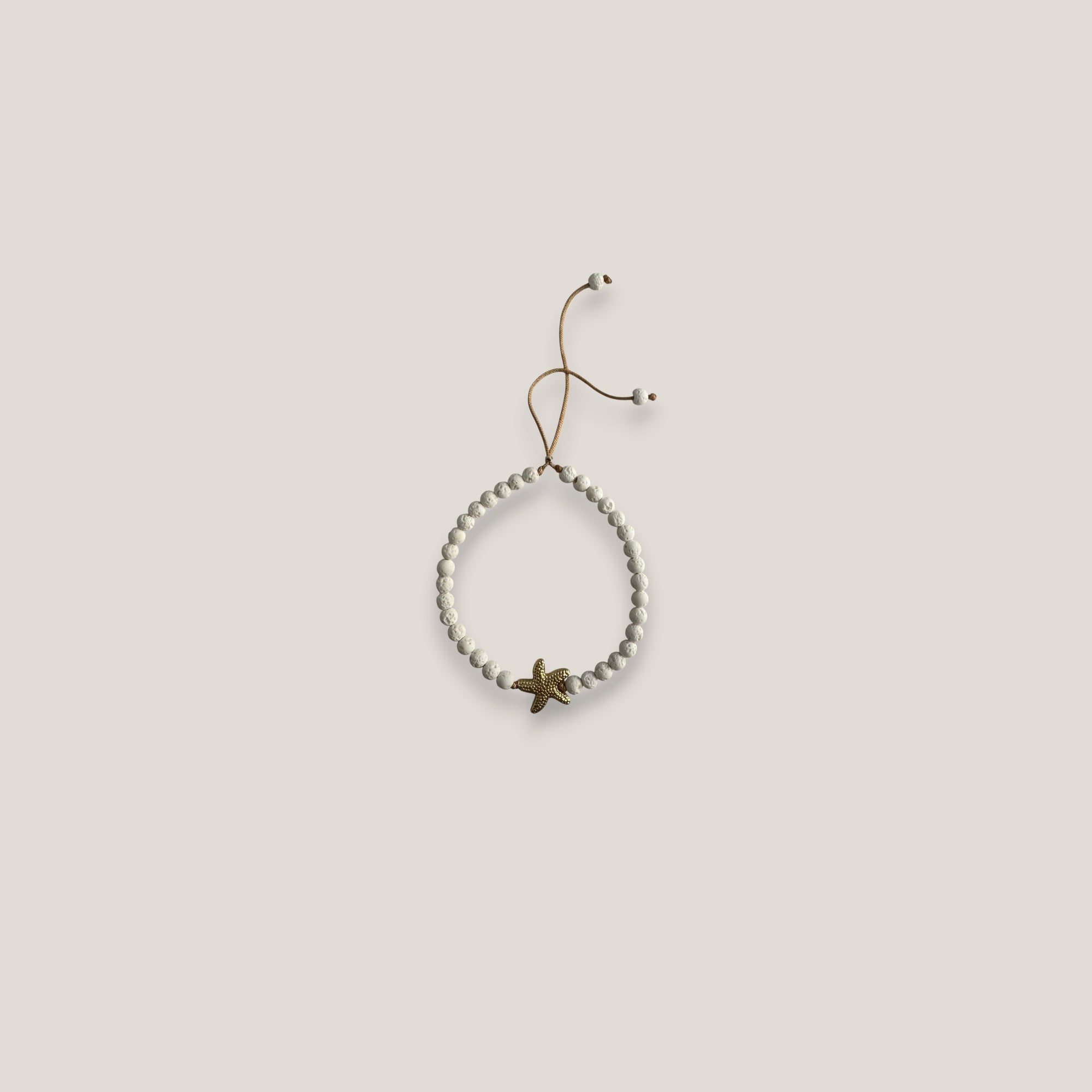 Armband mit goldenem Stern und naturfarbener Schwammkoralle