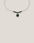 Collar midi con concha dorada esmaltada en verde con lava verde oscuro y separadores dorados con cristalitos verde olivina