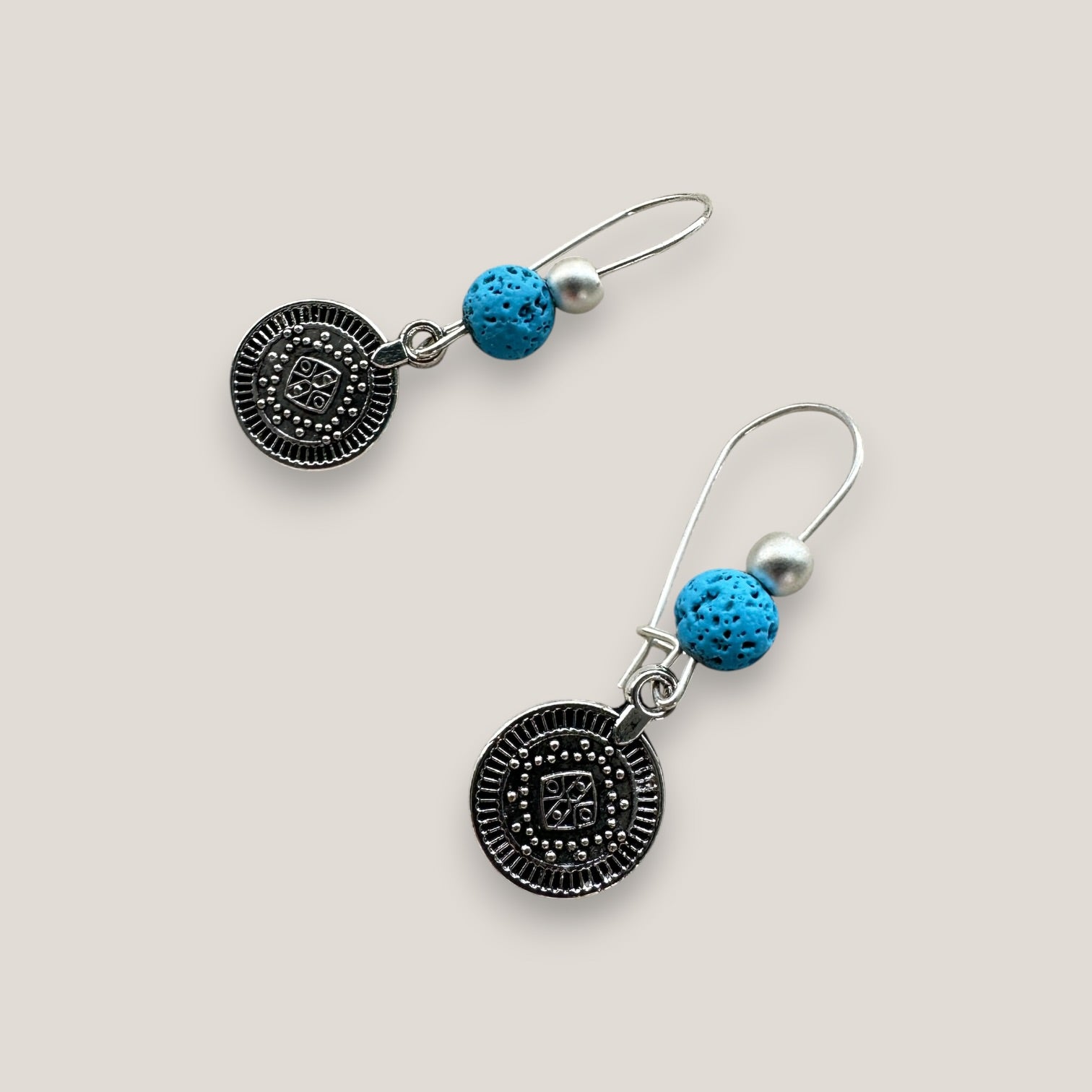 Pendientes gancho con medalla tribal pequeña de plata vieja lava azulín y hematita plata