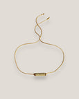 Minimalistisches Armband mit olivingrünem Korallenschwammrohr und goldenen Trennern mit weißem Kristallglitzer