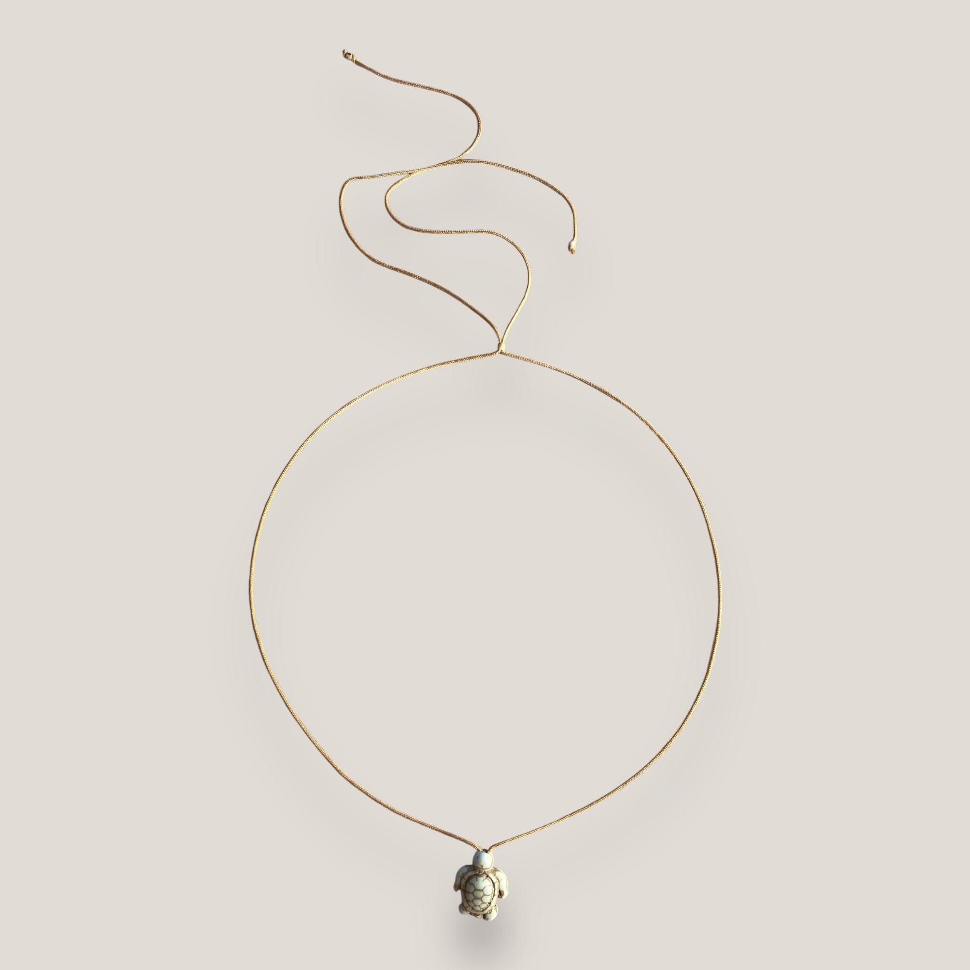 Collar minimal con tortuga de howlita verde agua