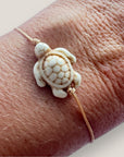 Pulsera minimal con tortuga de Howlita natural blanca