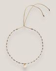 Collar cadena con cristales facetados gris electrochapado y perlitas engarzados con medallita de nacar