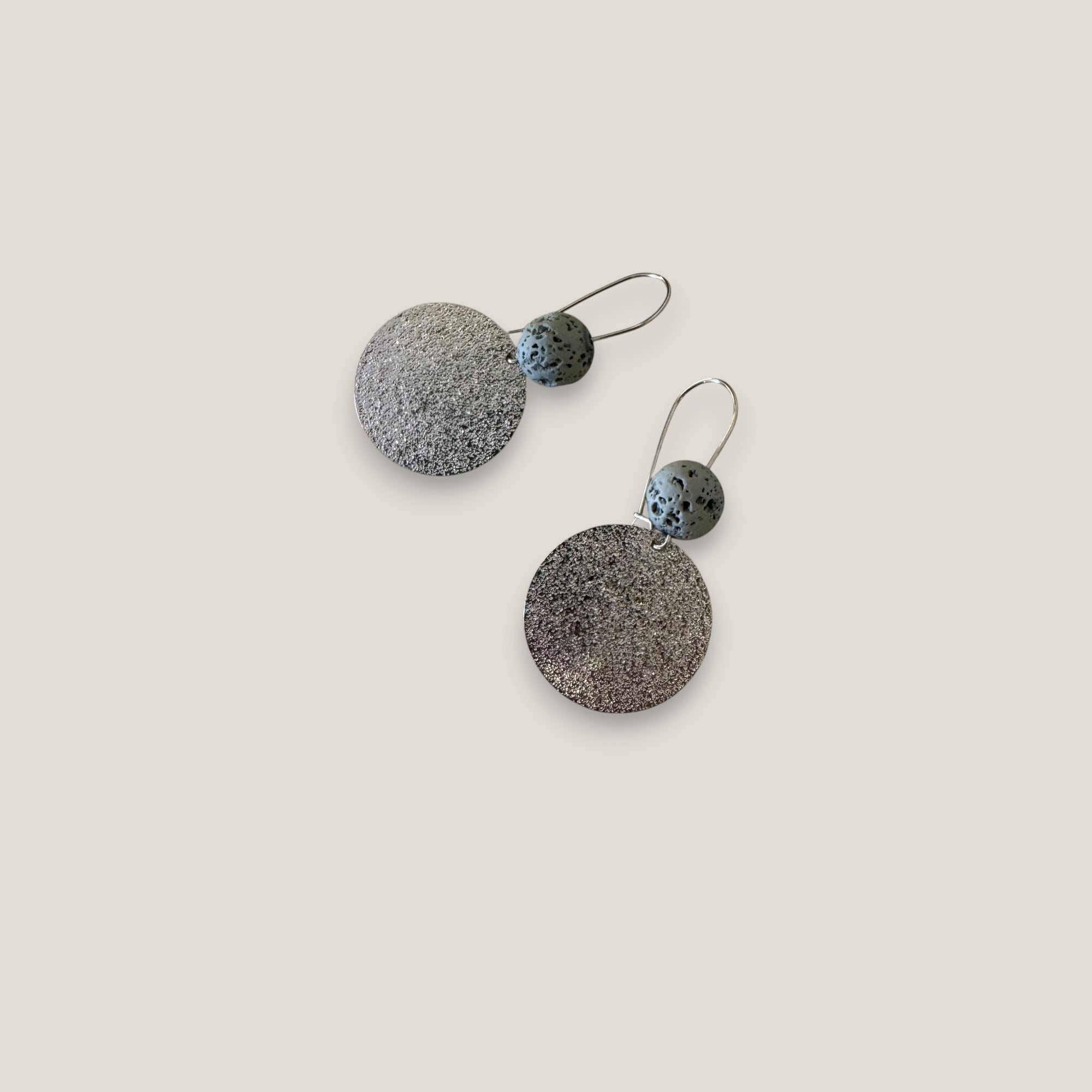 Pendientes base lava gris claro 10mm gancho acero medalla esmerilada 25mm