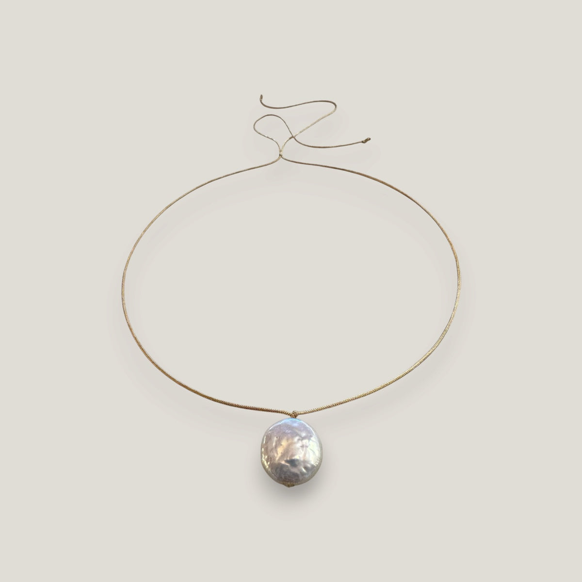 Collar minimal perla natural medalla redonda plana blanca 17-16mm cordón nailon dorado