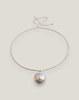 Collar minimal perla natural medalla redonda plana blanca 17-16mm cordón nailon dorado