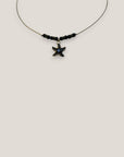 Collar midi con estrella dorada esmaltada en negro lava negra y separadores dorados con cristalitos negros
