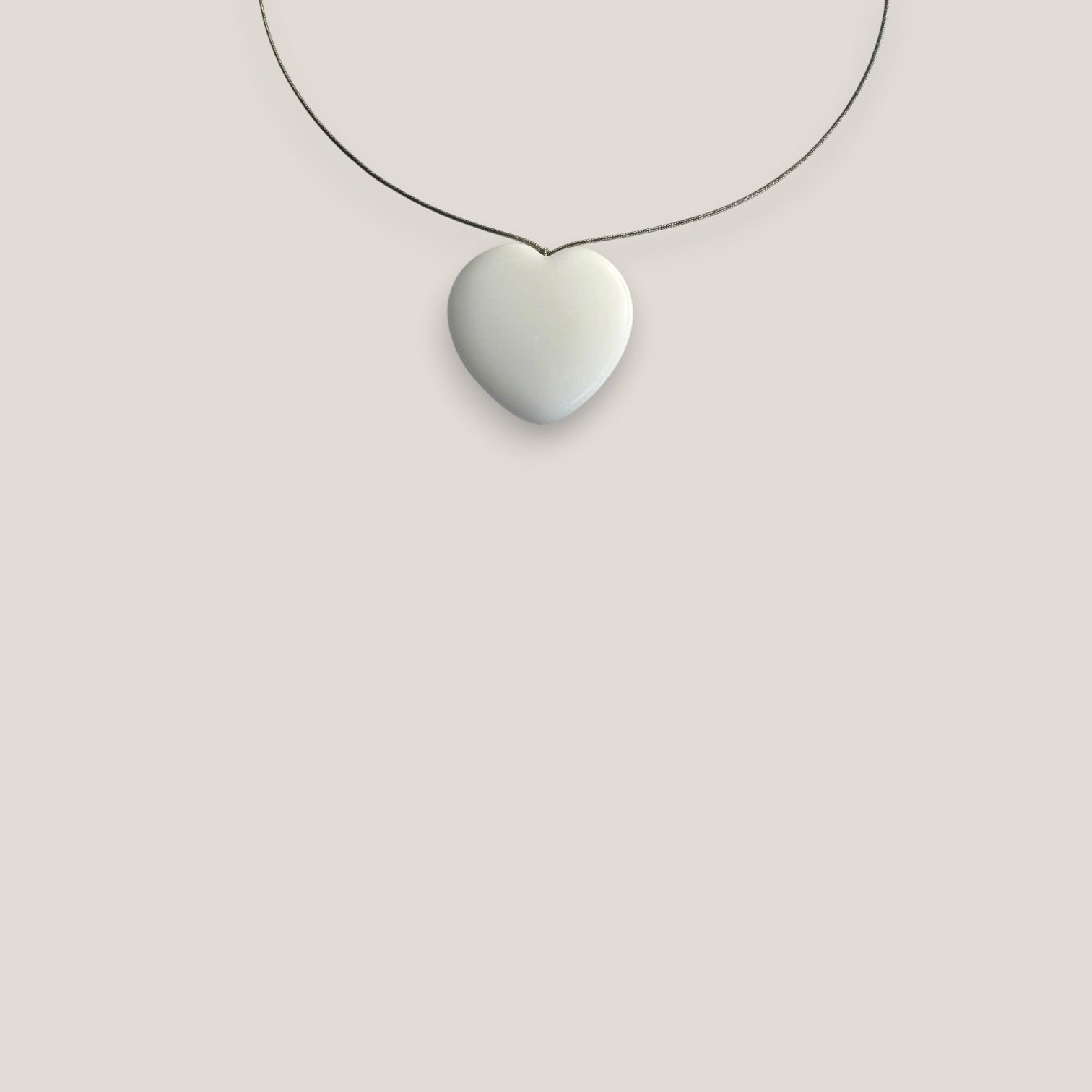 Collar minimal gran corazón calcedonia blanca