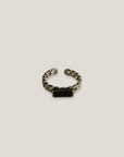 Silberring mit rechteckigem schwarzem Onyx-Stein aus Stahl.