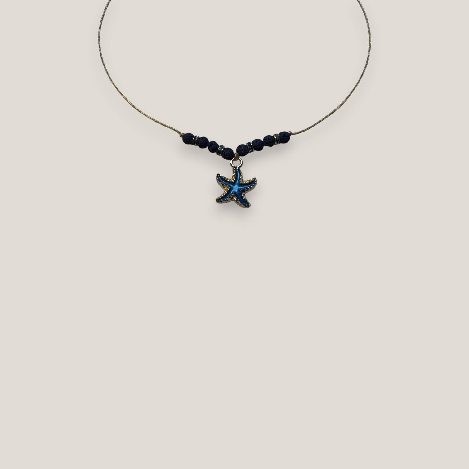 Collar midi con estrella dorada esmaltada en azul marino con lava azul oscuro y separadores dorados con cristalitos azules oscuro