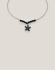 Collar midi con estrella dorada esmaltada en azul marino con lava azul oscuro y separadores dorados con cristalitos azules oscuro