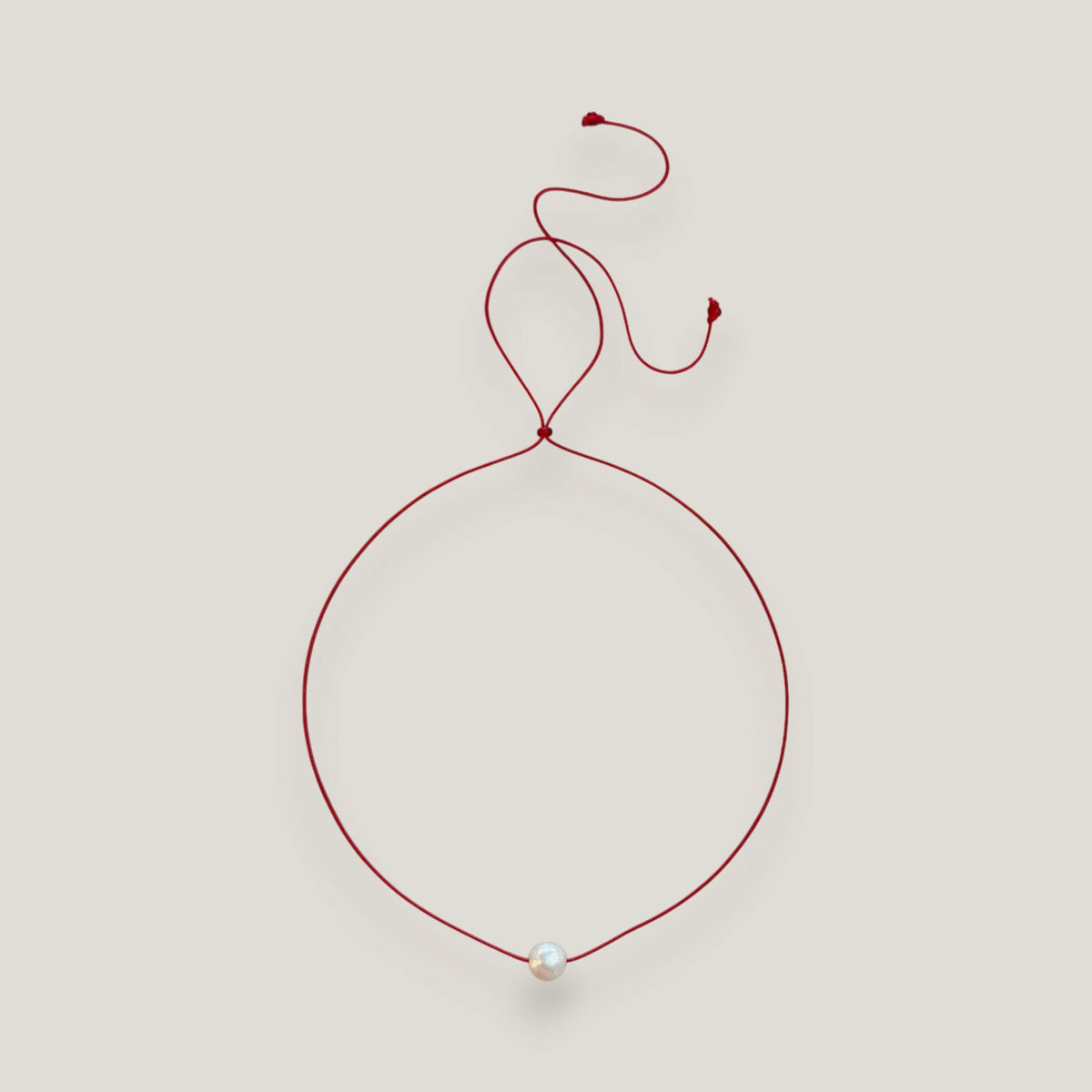 Collar minimal perla natural redondeada blanca 10mm cordón nailon rojo