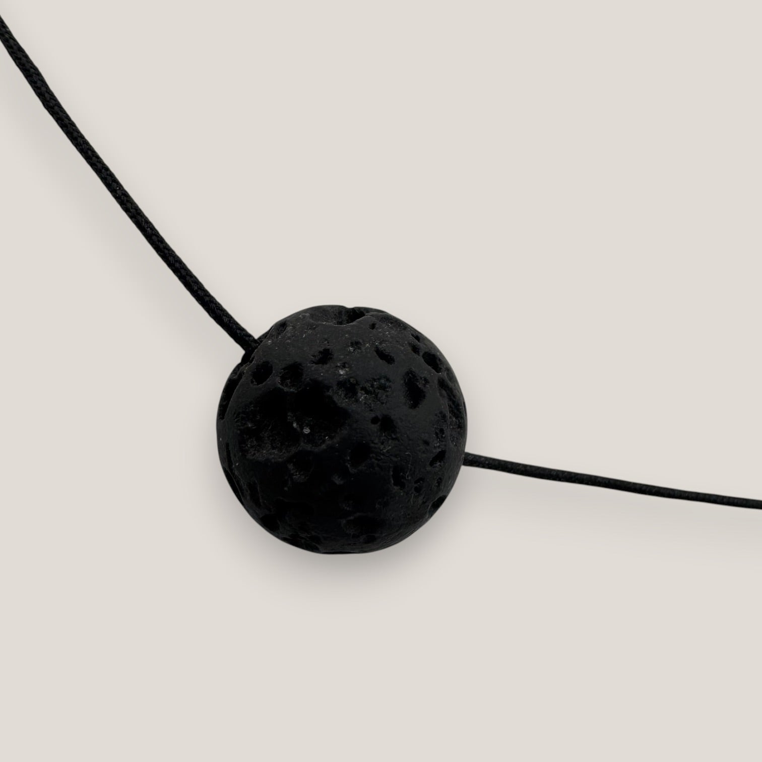 Collar minimal bola de lava negra 12mm