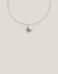 Collar minimal perla natural medalla redonda plana blanca 17-16mm cordón nailon dorado