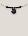 Collar midi medalla estrella dorada esmalte negro lava negra separadores dorados cristalitos negros