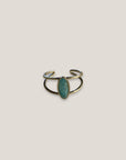Länglicher, ovaler Ring aus silberfarbenem Stahl mit Türkisjade.