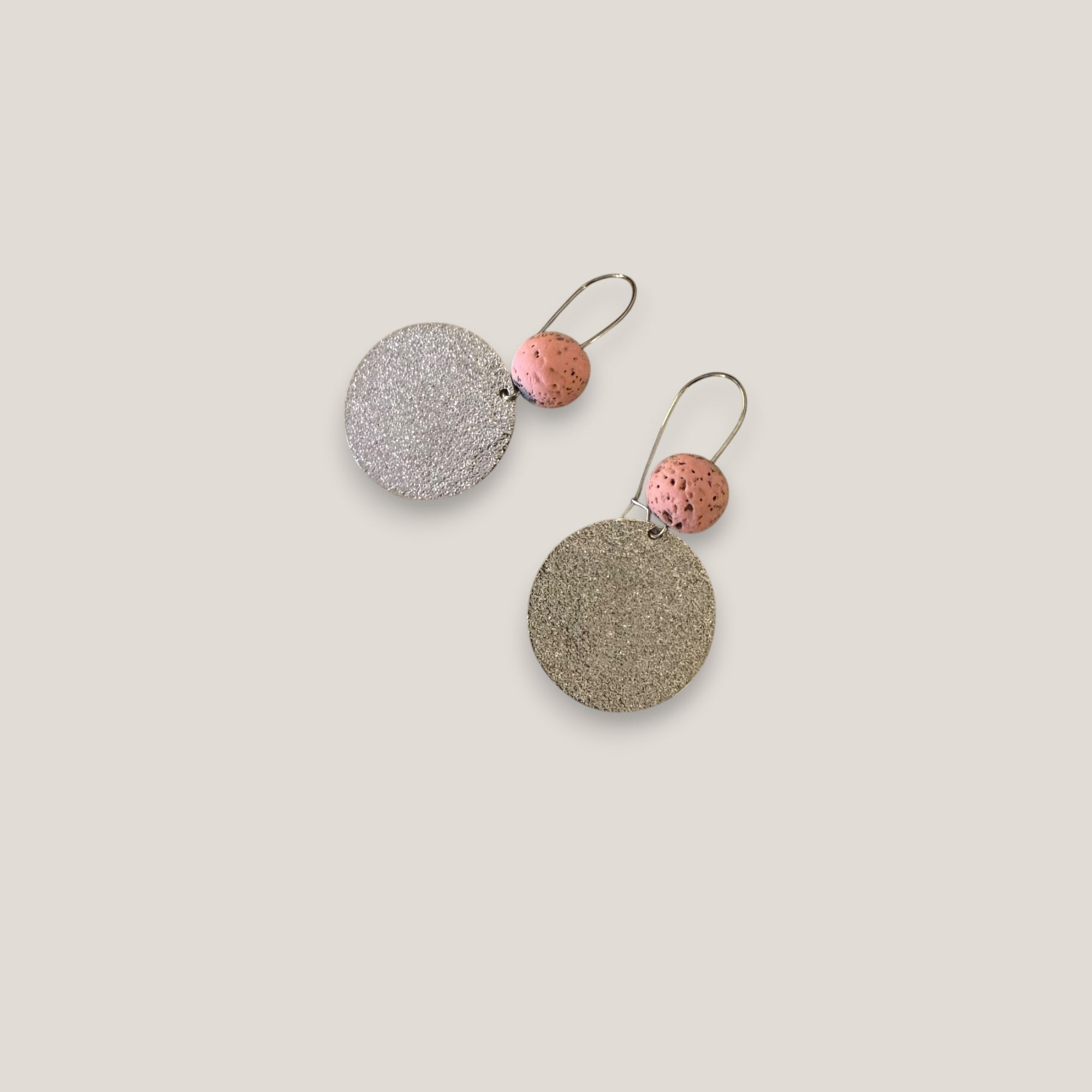 Pendientes base lava rosa 10mm gancho acero medalla esmerilada 25mm