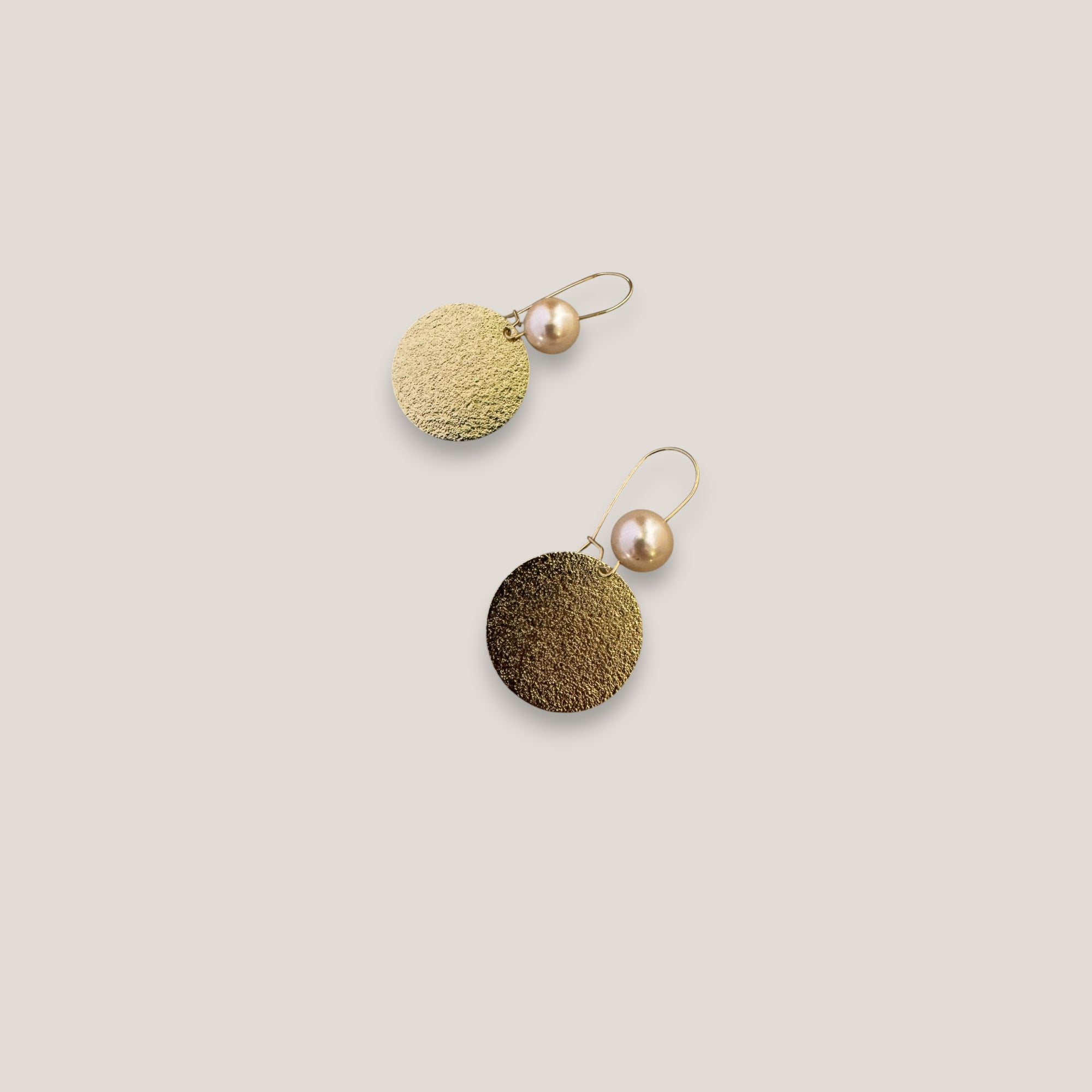 Pendientes base perlas rosadas 10mm gancho acero oro medalla esmerilada 25mm