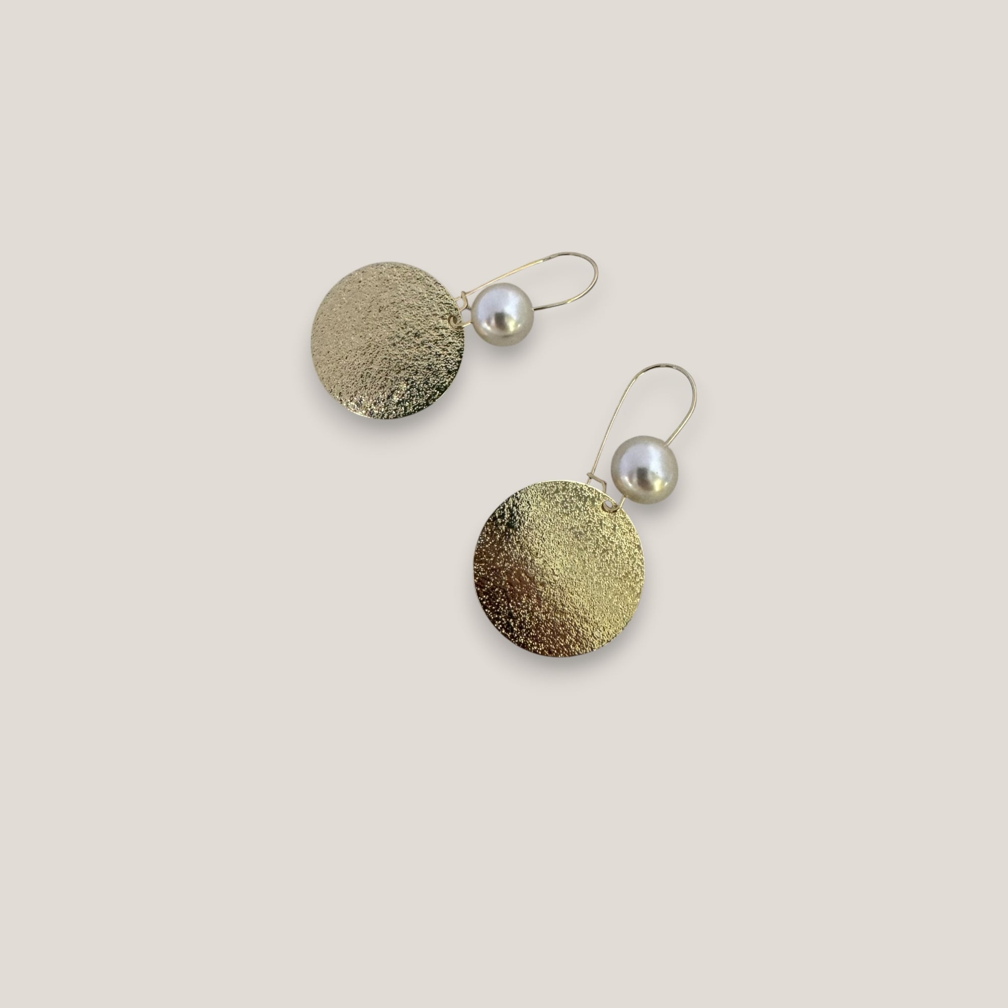 Pendientes base perlas blancas 10mm gancho acero oro medalla esmerilada 25mm