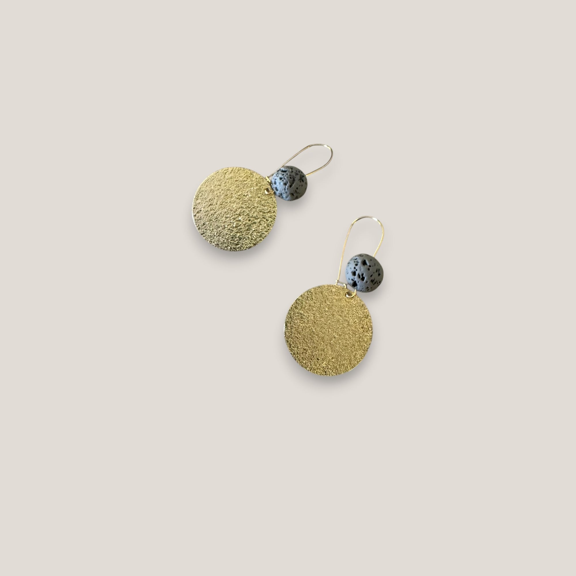 Pendientes base lava gris claro 10mm gancho acero oro medalla esmerilada 25mm