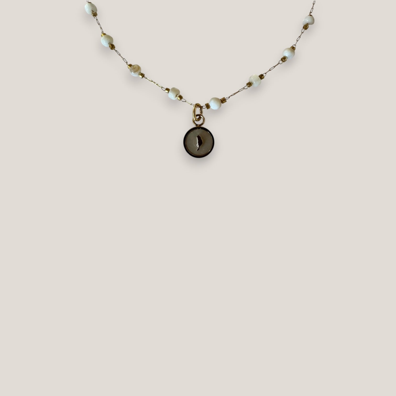 Collar medallita nácar mini Isla Fuerteventura acero oro y cadena de acero oro discos bolitas nácar blanco