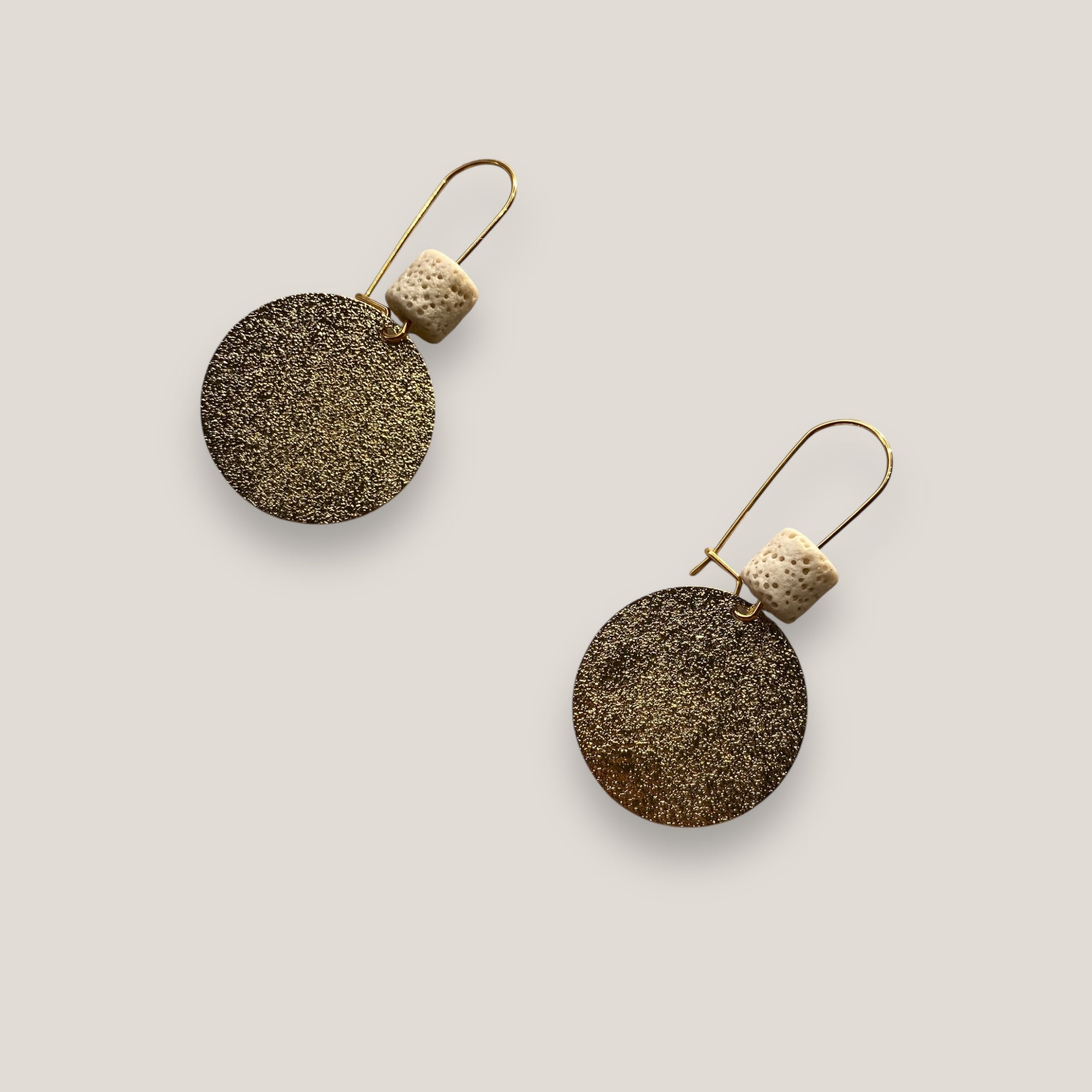 Pendientes Fuerte Beads gancho acero oro con barril esponja coral beis y medalla esmerilada